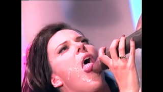 Хар хаан болон түүний зочин байна галзуугийн энэ өлсөж busty дэгдээхэйн