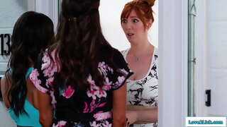 Stepmom හා දැරියගේ මව යන්න මුහුණ දීමට අරියාදු සහ busty redhead ඉල්ලයි සඳහා සමාව නිකුතුව em ඒ 3some.ඇය facesits මෙම brunette ලෙස shes ලෙව කෑවා