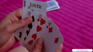 Blonda cu tate mici are o bunăciune în dormitorul ei.Se sărută și suge sânii înainte de a o linge pizda.Ea facerides petite prunc într-un 69er