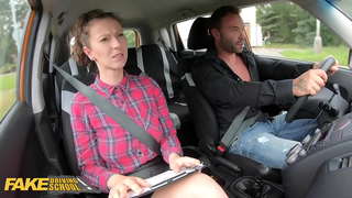 ¡Un aprendiz de autoescuela falso le compra a la Instructora Emilia Argan un café antes de follar al aire libre