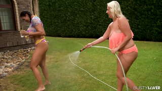 Vibrator de Inserție și Țâță de Supt pentru Două Pieptoase Lesbiene