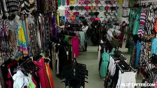 Blondie adolescent Haley Piques xuclar la polla i aconseguir el seu cony va agafar violentament al mateix temps