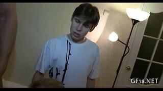 منحرفة نظارة الرجل يحمل اليد