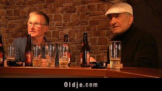 Daring pirang lebay dua heubeul dicks