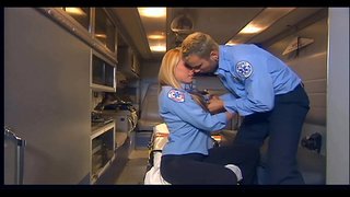 Busty blonde knullet i svart lår høye strømper