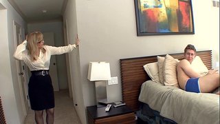 Gedé boobed pirang milf di kaos kaki jeung garter