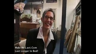 Сэксуальная брунэтка хатняя гаспадыня трахаецца на сваім працоўным месцы