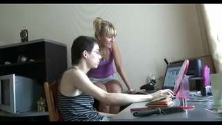 Eta, ondoren, ikaskide hartzen du bere knob