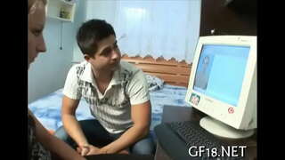 Сімпатычная паўналетняя дзяўчына-падлетак стаіць на рак