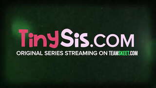 Idade de 18 anos, Ariana Grande está aqui para uma coisa e uma coisa apenas, para ser FODIDA! Essa bunda gostosa beleza gosta de olhar para o seu rosto com um galo profundamente para baixo sua garganta e geme de prazer ao ser pl