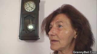 ���ย็บผ้าเก่าของคุณยายและเด็ก