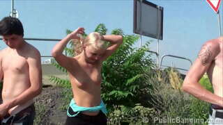 Y. blonde girl rhyw CYHOEDDUS yng ngolau dydd eang ar y stryd