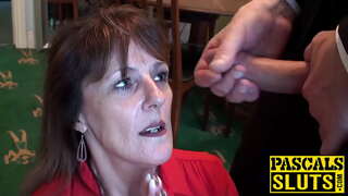 Wedi ysgaru yn aeddfed lady Pandora yn mwynhau cael rhyw submissive