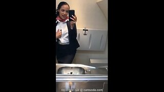Latina stewardess voegt zich bij de masturbatie mile high club in het toilet en cums