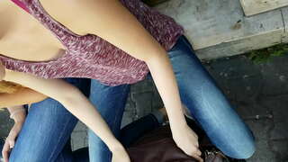 Downblouse ผู้หญิงอยู่ในถนนสาธารณะ