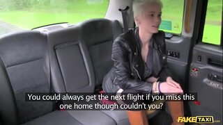 Fake Taxi fierbinte pasional dur sex pe bancheta din spate