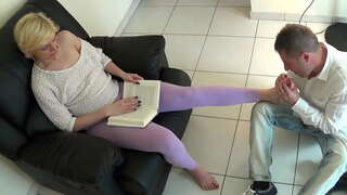 Leccami ຕີນແລະ peeing ໃນປາກ