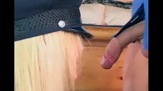 Yoqimli ayol politsiyachi qo&#039;lqop va paypoq mahsulotlari bilan fucking 