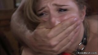 Peitos enormes morena escravo na virilha corda duro anal fodido