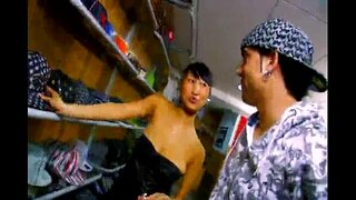 Mae Sharon Lee yn cael fucked gan sbaenwr yn ei siop