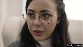 Urolige jomfruer siste utvei er sosialarbeideren shes møte.Han er den eneste som kan hjelpe henne og hennes sis-men det kommer til en pris.Han vil ha henne ha sex med ham.Vidd ingen andre alternativet hun strupen hans kuk og lar ham spise henne ut før han fucks henne