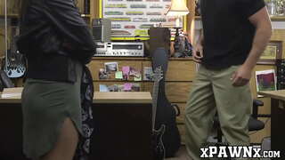 Curvy бяцхан хүүгийн pawns түүний гитар pussy