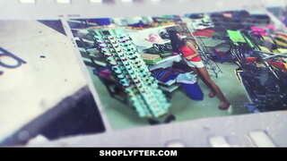 Docente kaba ta e turno di e anochi di e empleado na e tienda.E ofisial di e pl di para pa e violensia ta turno pa dia, informa i e ta lansa ku e hasi 1 of 2 biaha.E ofisial di e pl saka di bola i laga na garganta su.Den retiro di e kaba i la su tonto.