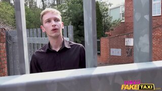 Vroulike Vals Taxi brunet gevang speel met haar poesie deur die man langs die deur