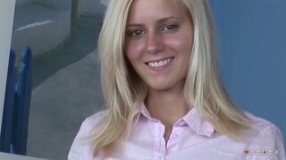 Salds, bet Griboša Blondīne, Patīk Braukt ar viņa Gailis ar Lielu Piepūli