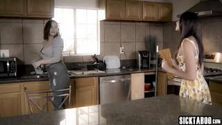 Sexy babe virgeschloen sou haart vun engem grousse Schwanz Kerl