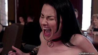 Testa slave Verruca James guide slave tirocinante Sabrina Banche per il servizio di troia e di cazzo duro e presentare il piano superiore orgia bdsm partito