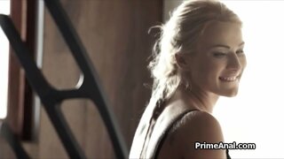 ���ંડા ગુદા સાથે ગરમ સોનેરી વાળ વાળી