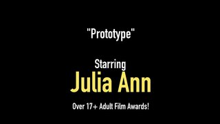 Mjeku Dick Suckers Julia Ann &amp;amp; Jessica Jaymes stuff e tyre smarty pantallona gojën me një hard karin, mjeljen e tyre të ngrohtë gojën për të marrë tyre të shijshme sperma! Plotë Video &amp;amp; Julia Live @ JuliaAnnLive.com!