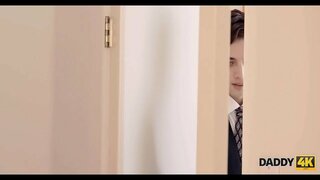 DADDY4K. Nuostabus sekso sceną senas tėvas ir graži nuotaka