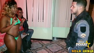 Cuckold gledajo me daje policaj pred njim