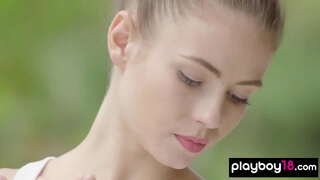 Αδύνατη μελαχρινή τσούλα απογύμνωση κατά τη διάρκεια κιβώτιο κατάρτισης