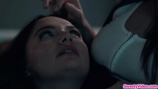 Kao da su sisate dušo lice sjedi lezbejka partnera