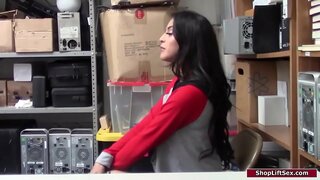 Latina shoplifts jeung hiji perwira maluruh nya.Manéhna ngajadikeun nya strip turun jeung mendominasi nya ka nyengkram nya tits.Manéhna méré manéhna a blowjob jeung mangka manéhna poni nya