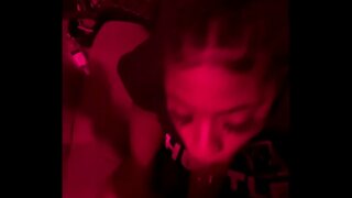 Ebony Freak guwakan sandi BBC ing kamar mburi studio