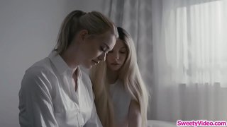 ���ાની ડિંટ્ડી કિશોર કે કિશોરી લેસ્બિયન scissoring સાથે સોનેરી ચોદવા નો રૂમ ઇ. ચા.