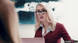 Teen stepdaughters imao problema na poslu sa njom MILF šef