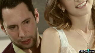 Skinny stedatter brukt av sin stefar pervertert