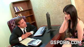 Seksuali brunetė sekretorius milf pakliuvom kieta su veido cum