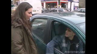 Grouss schlampe mécht sech gefickt vun zwou jungs, déi si getraff hunn stop