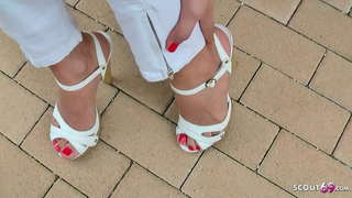 Sexig tonåring i höga klackar närmade sig på stranden och kom till footjob för 50 euro