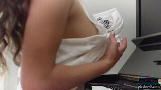 ���ासिकातले नग्न व्यक्तीचे छायाचित्र पोर्नस्टार उमा जोली बंद दाखवते तिच्या आश्चर्यकारक नैसर्गिक शरीर