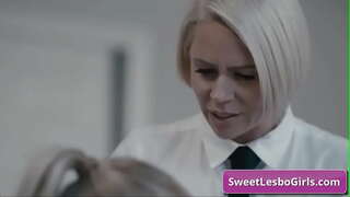 Menonton nakal milf lesbos menikmati mendalam keledai dan vagina jari untuk tahan lama klimaks di pejabat