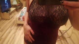 Maachen e stip-Danz virun de Spigel weist Brustwarzen